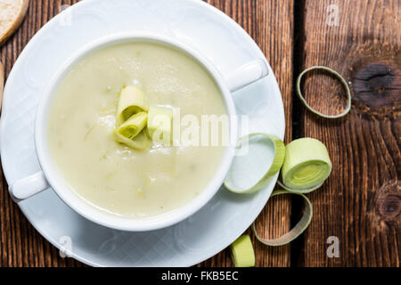 Soupe de Poireaux (frais) dans un bol sur fond de bois Banque D'Images