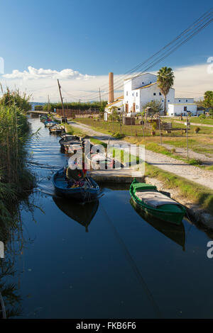 Les zones humides d'El Palmar au sud de Valence qui bordent le parc national d'Albufera - bateaux, les voies navigables, des pêcheurs et des restaurants. Banque D'Images