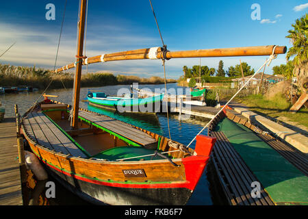 Les zones humides d'El Palmar au sud de Valence qui bordent le parc national d'Albufera - bateaux, les voies navigables, des pêcheurs et des restaurants. Banque D'Images