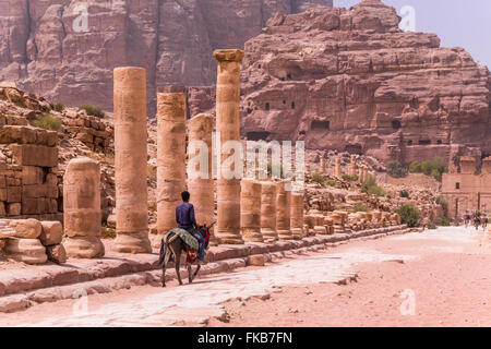 Le Cardo Maximus dans les ruines de Pétra, Royaume hachémite de Jordanie, Moyen-Orient. Banque D'Images