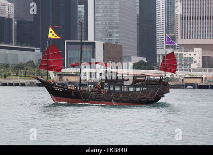 Jonque traditionnelle à voile à travers le port de Victoria à Hong Kong Banque D'Images