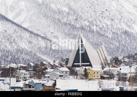 L'extérieur de la cathédrale arctique (Eglise Tromsdalen / Tromsøysund) Église de Tromsø en Norvège Banque D'Images