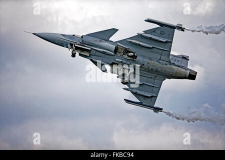 Un Saab JAS 39 Gripen C F 7, armée de l'air suédoise, Satenas, 39227, '227', prend son envol dans un ciel couvert à un meeting aérien au Royaume-Uni. Banque D'Images