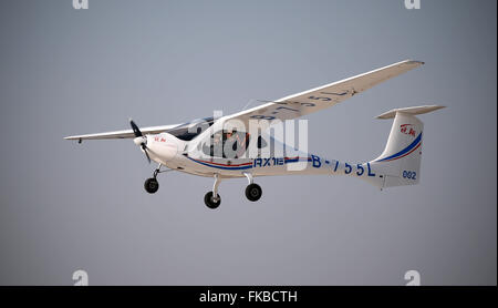 Shenyang. Feb 6, 2015. Photo prise le 6 février 2015 montre un appareil électrique à deux places RX1E flying à Shenyang, Liaoning Province du nord-est de la Chine. Après les vols d'essai à basse température, RX1E a été mis en service récemment. L'avion électrique élaborées au niveau national a un 14,5 mètres d'envergure et une charge utile maximale de 230 kg. Il peut voler à une altitude de 3 000 mètres. © Yao Jianfeng/Xinhua/Alamy Live News Banque D'Images