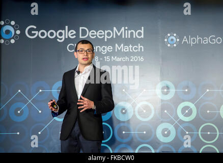 Demis Hassabis, Mar 8, 2016 : Demis Hassabis, PDG de l'entreprise Google DeepMind AlphaGo, parle au cours d'une conférence de presse d'avant match de l'épreuve de l'homme et l'ordinateur à Séoul, Corée du Sud. Historique de l'épreuve de l'homme et l'ordinateur dans l'antique jeu commence mercredi à Séoul, avec le prix du vainqueur de US$1 millions de dollars en jeu. Les matchs seront également lieu au même endroit le jeudi, samedi et dimanche et se terminera mardi prochain. Le prix sera remis à l'UNICEF et d'autres organismes de bienfaisance, si AlphaGo gagne, les médias locaux ont rapporté. © Lee Jae-Won/AFLO/Alamy Live News Banque D'Images