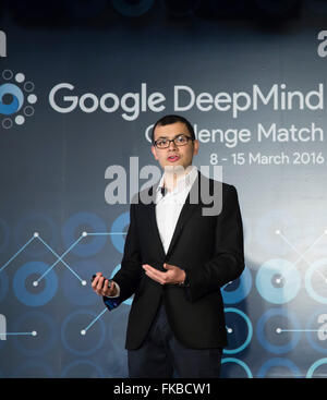 Demis Hassabis, Mar 8, 2016 : Demis Hassabis, PDG de l'entreprise Google DeepMind AlphaGo, parle au cours d'une conférence de presse d'avant match de l'épreuve de l'homme et l'ordinateur à Séoul, Corée du Sud. Historique de l'épreuve de l'homme et l'ordinateur dans l'antique jeu commence mercredi à Séoul, avec le prix du vainqueur de US$1 millions de dollars en jeu. Les matchs seront également lieu au même endroit le jeudi, samedi et dimanche et se terminera mardi prochain. Le prix sera remis à l'UNICEF et d'autres organismes de bienfaisance, si AlphaGo gagne, les médias locaux ont rapporté. © Lee Jae-Won/AFLO/Alamy Live News Banque D'Images