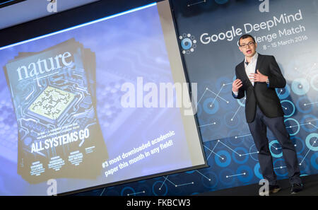 Demis Hassabis, Mar 8, 2016 : Demis Hassabis, PDG de l'entreprise Google DeepMind AlphaGo, parle au cours d'une conférence de presse d'avant match de l'épreuve de l'homme et l'ordinateur à Séoul, Corée du Sud. Historique de l'épreuve de l'homme et l'ordinateur dans l'antique jeu commence mercredi à Séoul, avec le prix du vainqueur de US$1 millions de dollars en jeu. Les matchs seront également lieu au même endroit le jeudi, samedi et dimanche et se terminera mardi prochain. Le prix sera remis à l'UNICEF et d'autres organismes de bienfaisance, si AlphaGo gagne, les médias locaux ont rapporté. © Lee Jae-Won/AFLO/Alamy Live News Banque D'Images