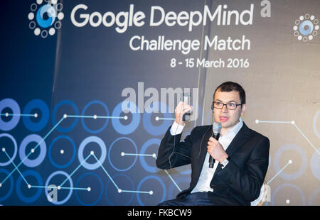 Demis Hassabis, Mar 8, 2016 : Demis Hassabis, PDG de l'entreprise Google DeepMind AlphaGo, parle au cours d'une conférence de presse d'avant match de l'épreuve de l'homme et l'ordinateur à Séoul, Corée du Sud. Historique de l'épreuve de l'homme et l'ordinateur dans l'antique jeu commence mercredi à Séoul, avec le prix du vainqueur de US$1 millions de dollars en jeu. Les matchs seront également lieu au même endroit le jeudi, samedi et dimanche et se terminera mardi prochain. Le prix sera remis à l'UNICEF et d'autres organismes de bienfaisance, si AlphaGo gagne, les médias locaux ont rapporté. © Lee Jae-Won/AFLO/Alamy Live News Banque D'Images