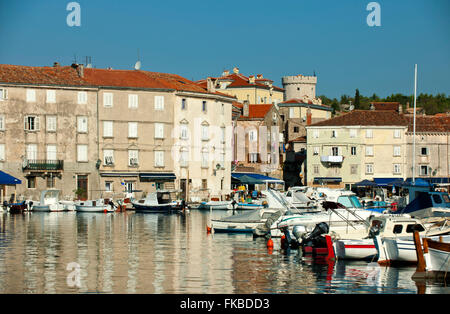 Kroatien, Insel Cres, Stadt Cres, bunte Häuser am Hafen. Banque D'Images