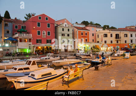 Kroatien, Insel Krk, Veli Losinj, der Abend am Hafen Banque D'Images