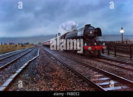 The Flying Scotsman traverse Ribblehead Gare tard un après-midi d'hiver, le 6 février 2016, North Yorkshire, UK Banque D'Images