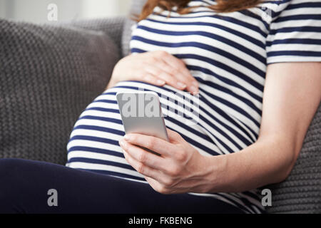 Close Up of Woman Texting On Mobile Phone Banque D'Images