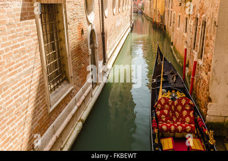 Cabine dans un canal vénitien, le vieux quartier de Venise sans touristes, Italie Banque D'Images