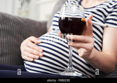 Close Up of pregnant woman de fumer et de boire Banque D'Images