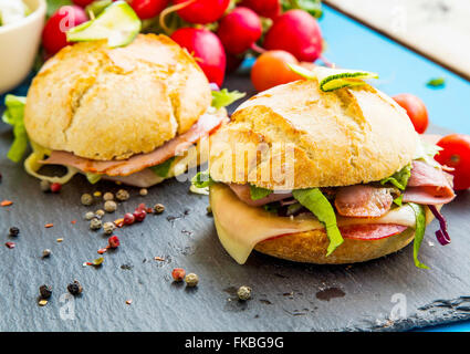 Sandwichs rustique avec du bacon, de la salade et fromage Banque D'Images