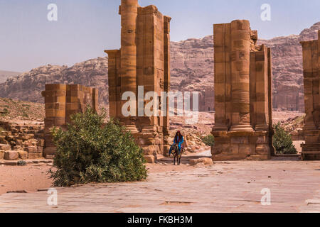 La porte d'Hadrien et le Cardo Maximus dans les ruines de Pétra, Royaume hachémite de Jordanie, Moyen-Orient. Banque D'Images