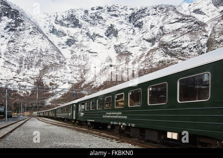 Un train sur la ligne de chemin de fer de Flåm (Flåmsbana) à la gare de Flåm, Norvège. La ligne fonctionne entre Flåm et Myrdal. Banque D'Images