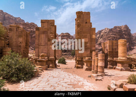 La porte d'Hadrien et le Cardo Maximus dans les ruines de Pétra, Royaume hachémite de Jordanie, Moyen-Orient. Banque D'Images