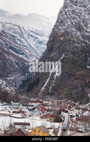 Vue sur la vallée avec vue sur la montagne de Flåm Railway (Flåmsbana), Norvège Banque D'Images