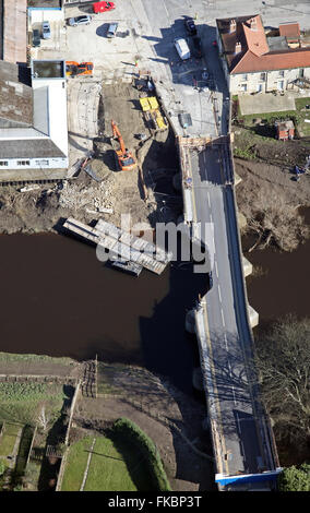 Vue aérienne du pont de Tadcaster effondré dans le West Yorkshire, UK Banque D'Images