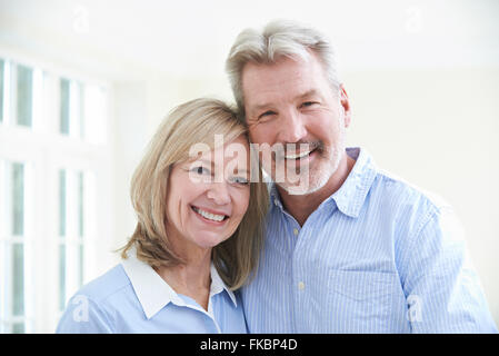 Portrait Of Smiling Mature Couple At Home Banque D'Images
