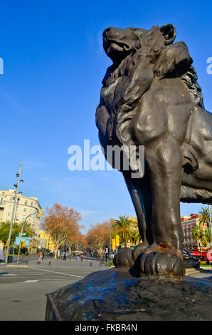 Sculpture du lion à la base du monument de Christophe Colomb. La Rambla, Barcelone, Catalogne, Espagne Banque D'Images