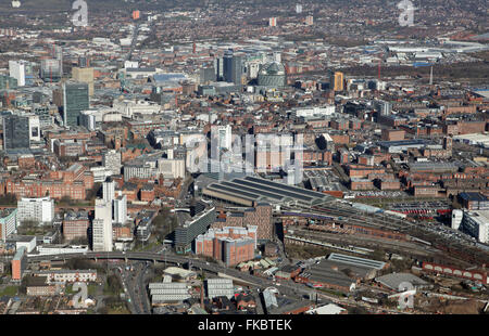 Vue aérienne du centre-ville de Manchester à l'horizon au nord à travers la gare Piccadilly, Royaume-Uni Banque D'Images