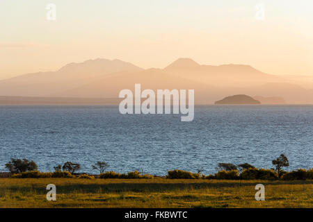 Coucher de soleil sur le lac Taupo, île du Nord, Nouvelle-Zélande Banque D'Images