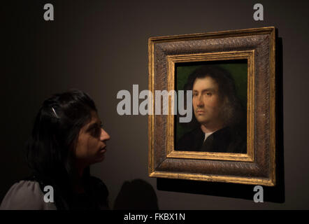 Royal Academy of Arts, Londres, Royaume-Uni. 8 mars, 2016. Portrait d'un homme, le Portrait de Terris. Un membre du personnel de la galerie vues l'un des deux seuls tableaux de l'exposition RA directement attribuables à Giorgione, un artiste dont on sait peu de choses. À l'âge de Giorgione, une enquête de la Renaissance vénitienne durant la première décennie du xvie siècle. Credit : artsimages/Alamy Live News Banque D'Images