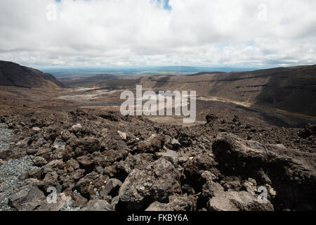 Les champs de lave sur le sentier de randonnée alpine Tongariro crossing, New Zealand Banque D'Images