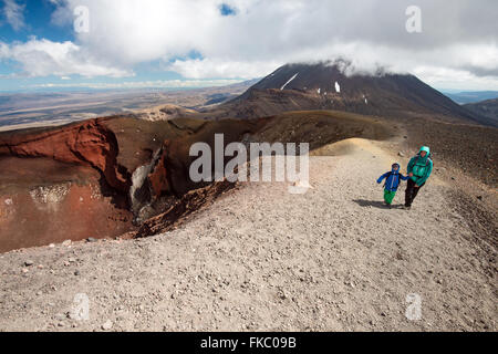 Les touristes sur le Tongariro Alpine Crossing track autour de cratère rouge, Nouvelle-Zélande Banque D'Images