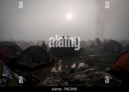 Idomeni, Grèce. 05Th Mar, 2016. Le camp de réfugiés sur la frontière Greek-Macedonian Idomeni en Macédoine, est ce qui permet seulement à l'accès aux réfugiés. Au passage de la frontière, dans Idomeni un grand camp avec des milliers de réfugiés a été créé et de nouveaux arrivants continuent à venir. Crédit : Michele Amoruso/Pacific Press/Alamy Live News Banque D'Images