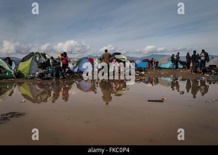 Idomeni, Grèce. 05Th Mar, 2016. Le camp de réfugiés sur la frontière Greek-Macedonian Idomeni en Macédoine, est ce qui permet seulement à l'accès aux réfugiés. Au passage de la frontière, dans Idomeni un grand camp avec des milliers de réfugiés a été créé et de nouveaux arrivants continuent à venir. Crédit : Michele Amoruso/Pacific Press/Alamy Live News Banque D'Images