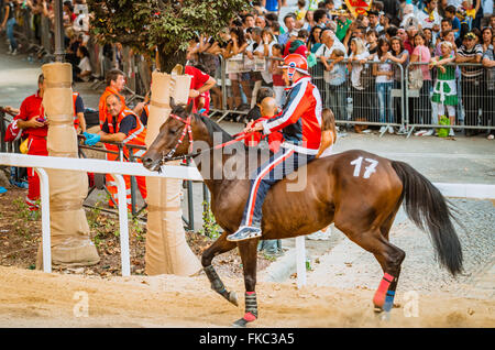 Asti, Italie - 15 septembre 2012 : les chevaux courir sur la ligne droite sous les tribunes des spectateurs au Palio d'Asti dans le Piémont, il Banque D'Images