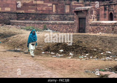 Une vieille femme marche dans les rues de Fatehpur Sikri, Agra, Uttar Pradesh, Inde, Asie Banque D'Images