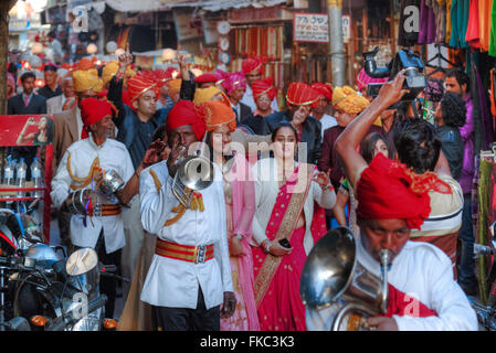 Un cortège de mariage hindou à Pushkar, Ajmer, Rajasthan, Inde, Asie Banque D'Images
