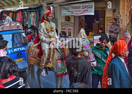 Un cortège de mariage hindou à Pushkar, Ajmer, Rajasthan, Inde, Asie Banque D'Images