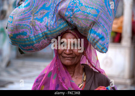 Un vendeur de rue, transporter ses marchandises sur sa tête, à Pushkar, Ajmer, Rajasthan, Inde, Asie Banque D'Images