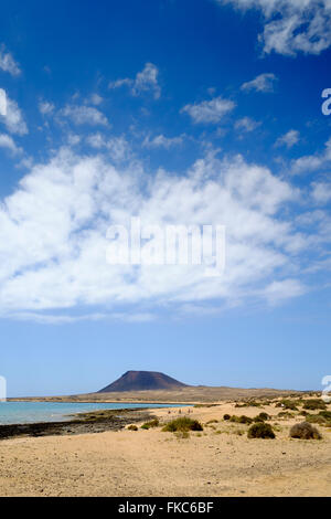 Vue de la plage Playa del Salado de la Montaña Amarilla, la Graciosa, Lanzarote, îles Canaries, Espagne, Europe. Banque D'Images