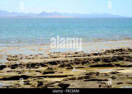 Vue de la plage Playa del Salado à Lanzarote, Canaries, Espagne, Europe. Banque D'Images