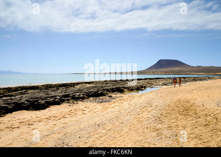 Vue de la plage Playa del Salado de la Montaña Amarilla, la Graciosa, Lanzarote, îles Canaries, Espagne, Europe. Banque D'Images