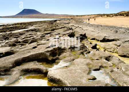 Vue de la plage Playa del Salado de la Montaña Amarilla, la Graciosa, Lanzarote, îles Canaries, Espagne, Europe. Banque D'Images