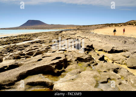 Vue de la plage Playa del Salado de la Montaña Amarilla, la Graciosa, Lanzarote, îles Canaries, Espagne, Europe. Banque D'Images