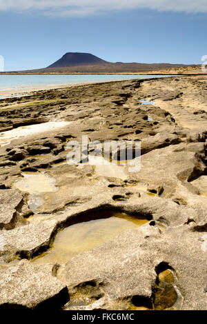 Vue de la plage Playa del Salado de la Montaña Amarilla, la Graciosa, Lanzarote, îles Canaries, Espagne, Europe. Banque D'Images