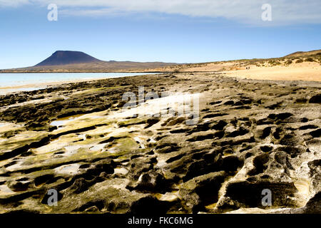 Vue de la plage Playa del Salado de la Montaña Amarilla, la Graciosa, Lanzarote, îles Canaries, Espagne, Europe. Banque D'Images