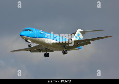 Un Air France KLM cityhopper Fokker F70-PH KZM, à l'atterrissage à Heathrow Banque D'Images