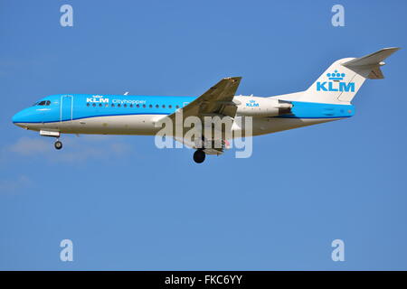 Air France KLM Cityhopper Fokker F70-PH KZM, à l'atterrissage à Heathrow Banque D'Images