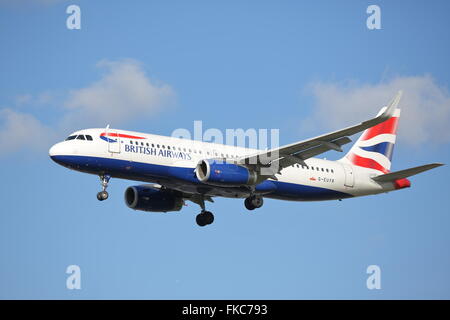 British Airways Airbus A320-200 G-EUYR l'atterrissage à l'aéroport Heathrow de Londres Banque D'Images