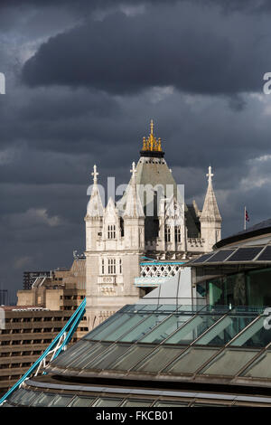 Une des tours de Tower Bridge, London obscurci par l'Hôtel de ville de Londres Banque D'Images