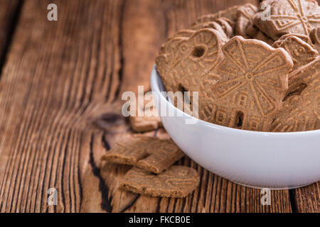 Tas de fresh baked Spekulatius (cuisine allemande) sur fond de bois Banque D'Images